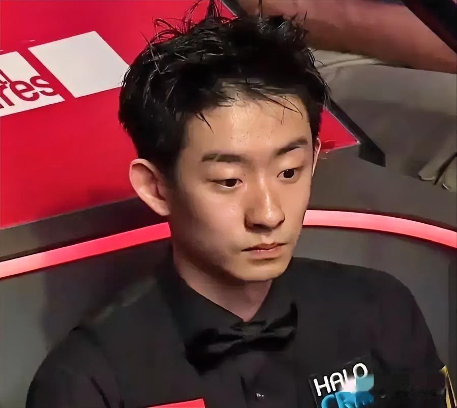 说白了，
面相是骗不了人的，
不信你看吴宜泽，准到你不敢信！
吴宜泽长着一对招风