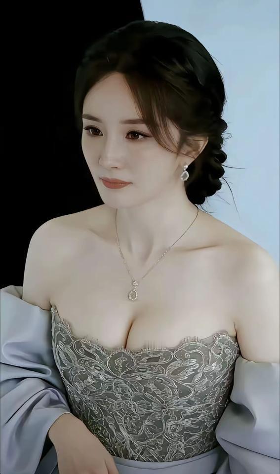 杨幂48公斤，D罩杯。
这个身材比例，你信吗？
镜头前，她是红毯女王。
镜头后，