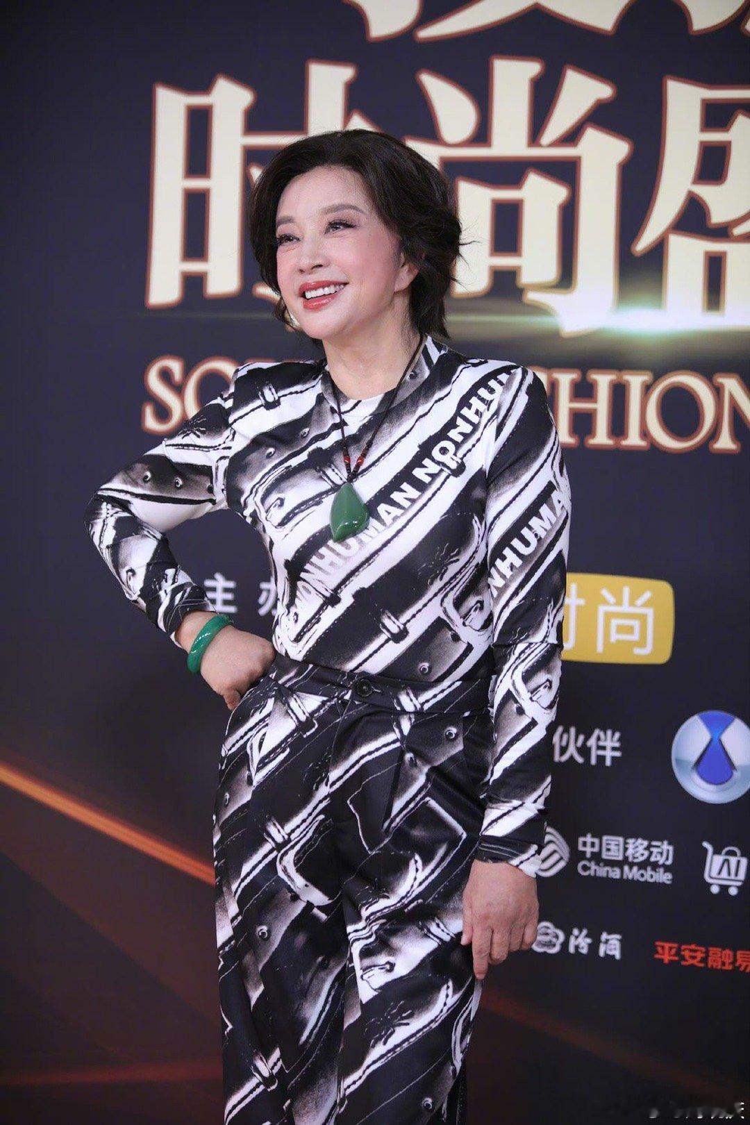 刘晓庆 震撼全家的75岁红毯状态75岁刘晓庆参加活动走红毯，身穿一身豹纹服饰。挺