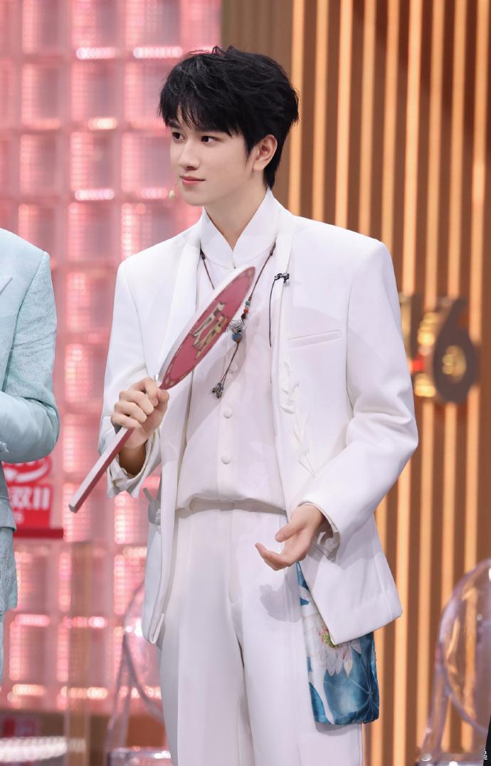 敖子逸这个萌   敖子逸这个萌啊！小熊头套真的是可可爱爱的。能够看到咱们的敖子逸