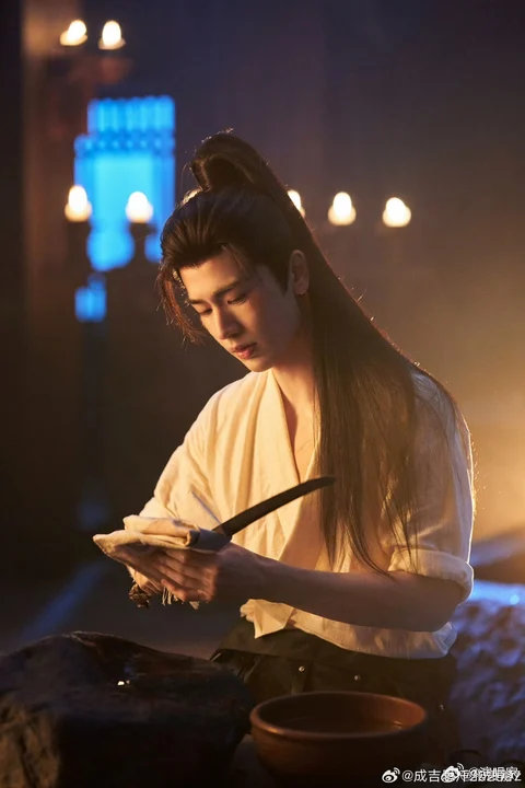 卢勇谈与张凌赫两次合作与张凌赫合作过两次的卢勇老师夸张凌赫啦！卢勇谈与张凌赫合作