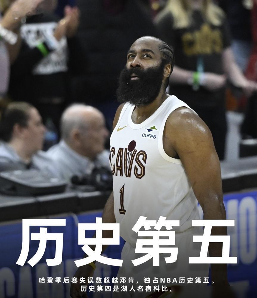把球给施罗德！哈登撂下这话时，真没想到自己亲手递了刀子。
你看教练也懵了，让他