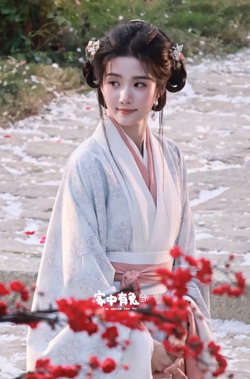 卢昱晓刺棠的少女妆造，额头两边的两撮碎发，显得好小家子气。 ​​​