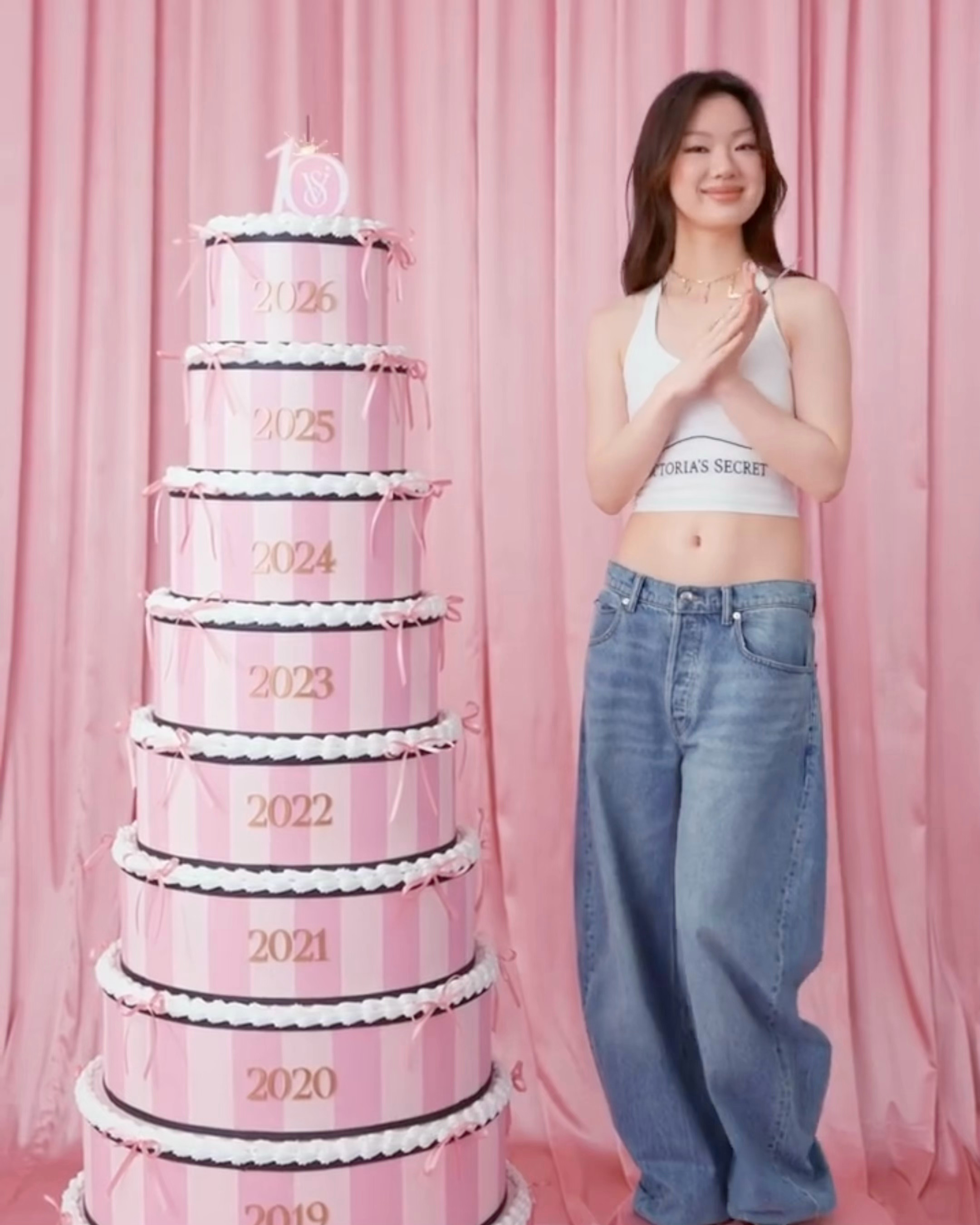单依纯你是穿大喇叭裤做着萌表情唱生日歌的小猪 