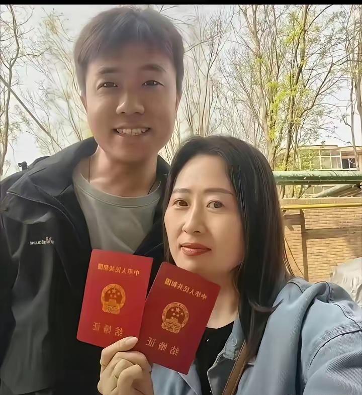 全网都在热议这对领证夫妻，不少人替小伙子捏一把冷汗！年轻小伙头婚，和年纪稍长的女
