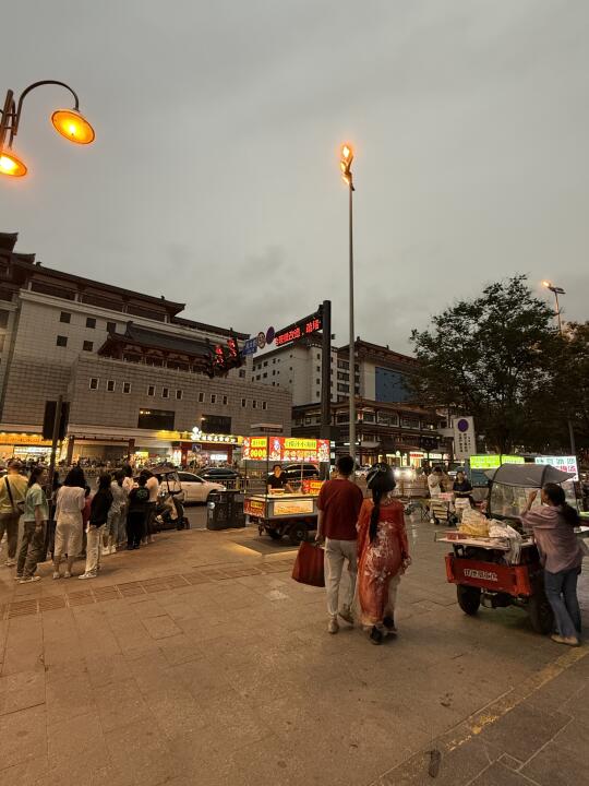 游客也是沉浸式体验上东土大唐了…