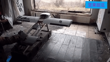 纯属意外。顿涅茨克，俄军组装了一架“闪电-2”自杀式无人机后，为了隐蔽从一处公寓