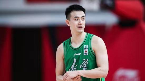 作为一个篮球忠实球迷，很难理解赵继伟再次入选国家队。
赵继伟在国内联赛还行，但到