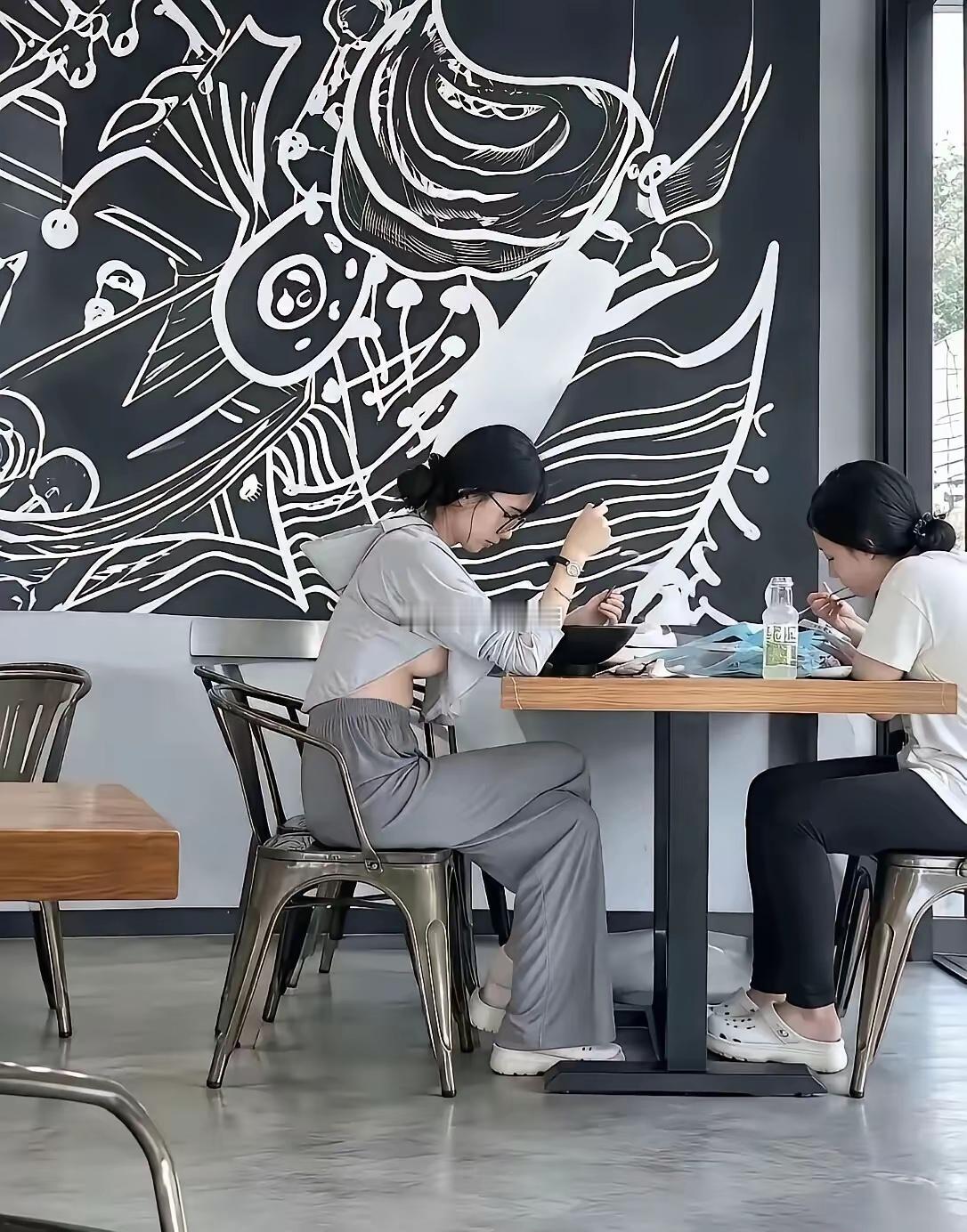 现在的女生都这么随性了吗？公共场合这样真的好吗？🤔 ​​​