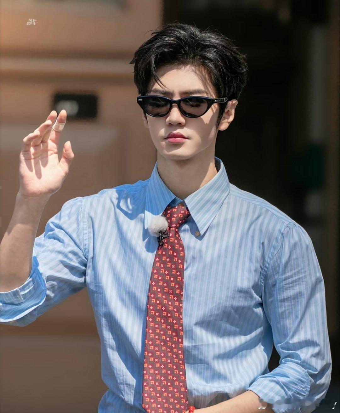 反正一旦被（ ）人粉丝黏上，就一时半会甩不开，心疼陈哲远粉丝的眼睛，我来帮远丝洗