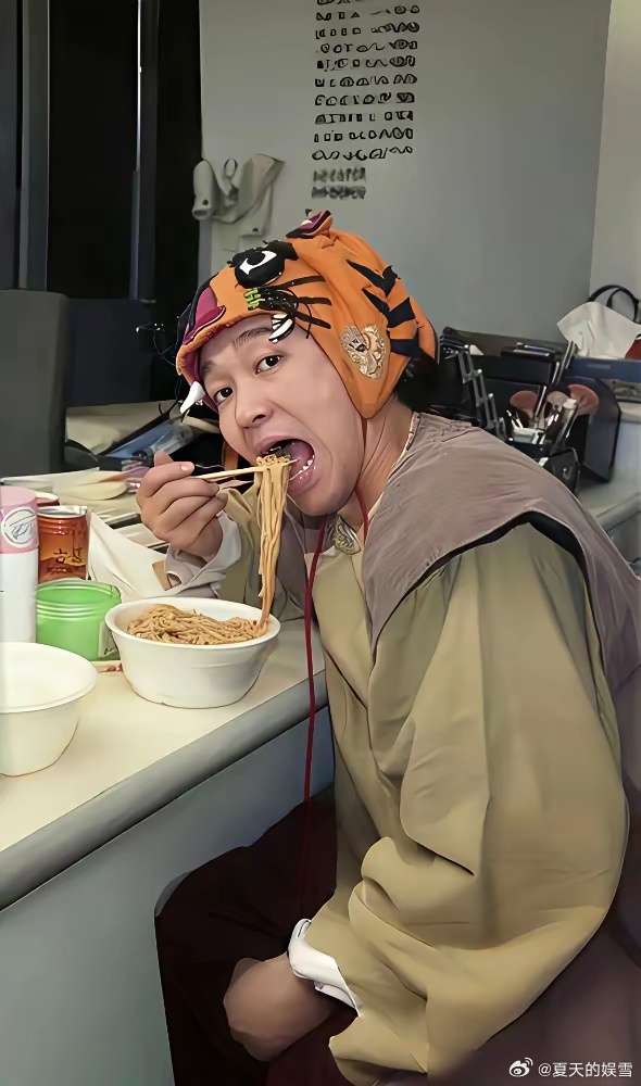 暑假档，贾玲和周星驰要对打了。一个《转念花开》，一个《功夫女足》。但最有意思的，