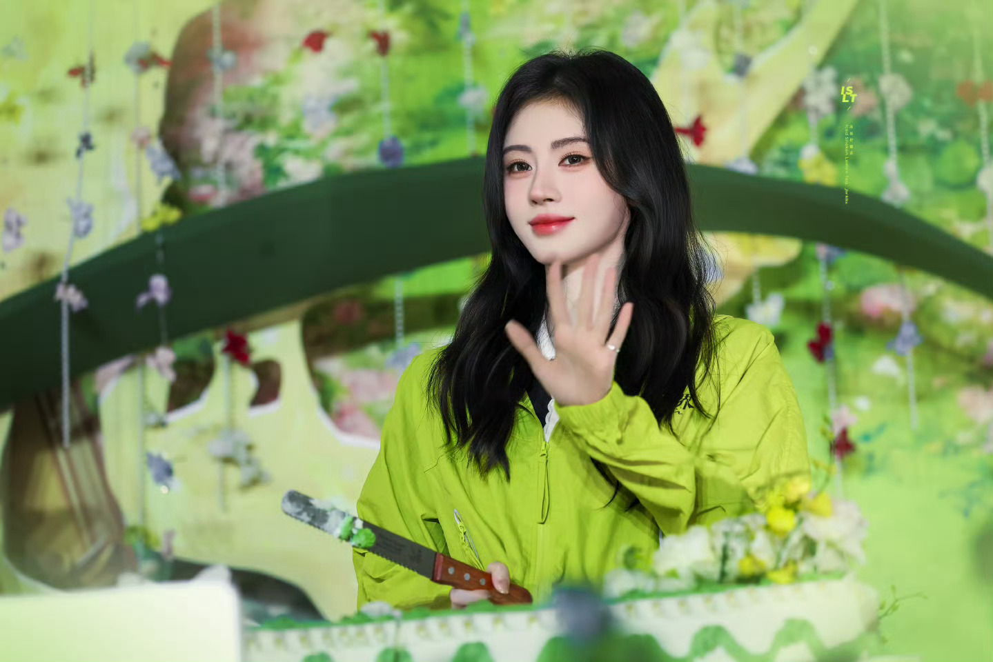 鞠婧祎满月之下请相爱jjy鞠婧祎雷初夏“太阳遗落在云间，你携带的光，填补了我的黑