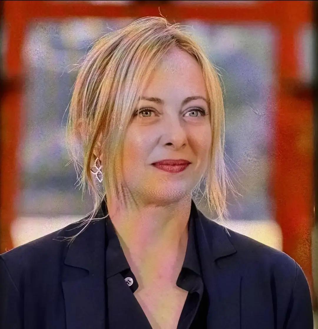 意总理梅洛尼讲话实在，有以下几点原因。
 
1. 她这次新年讲话全程脱稿，没看稿