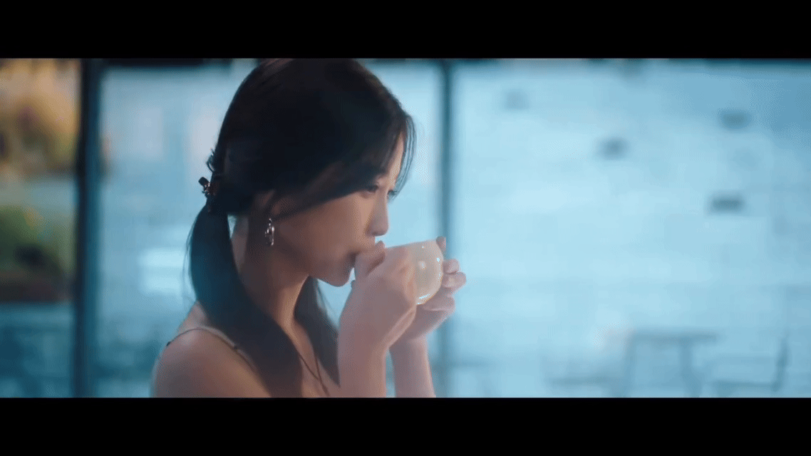 谁说内娱没有好的转场《双轨》的转场太绝了！姜暮喝咖啡一个镜头切到和靳朝对视，丝滑