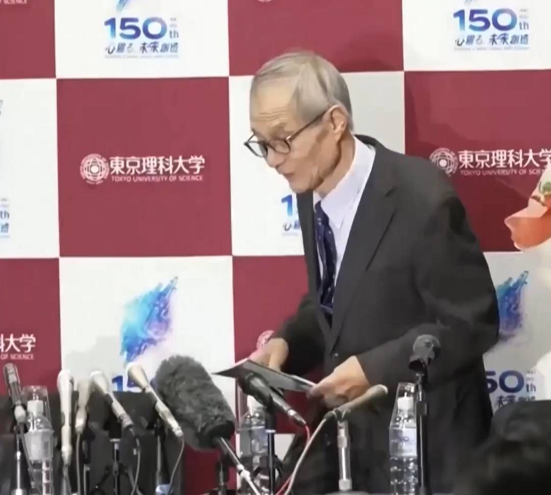 日本科学家硖合宪三10月7日在东京举行记者会，他表示获得2026年诺贝尔化学奖“非常开心”。硖合宪三