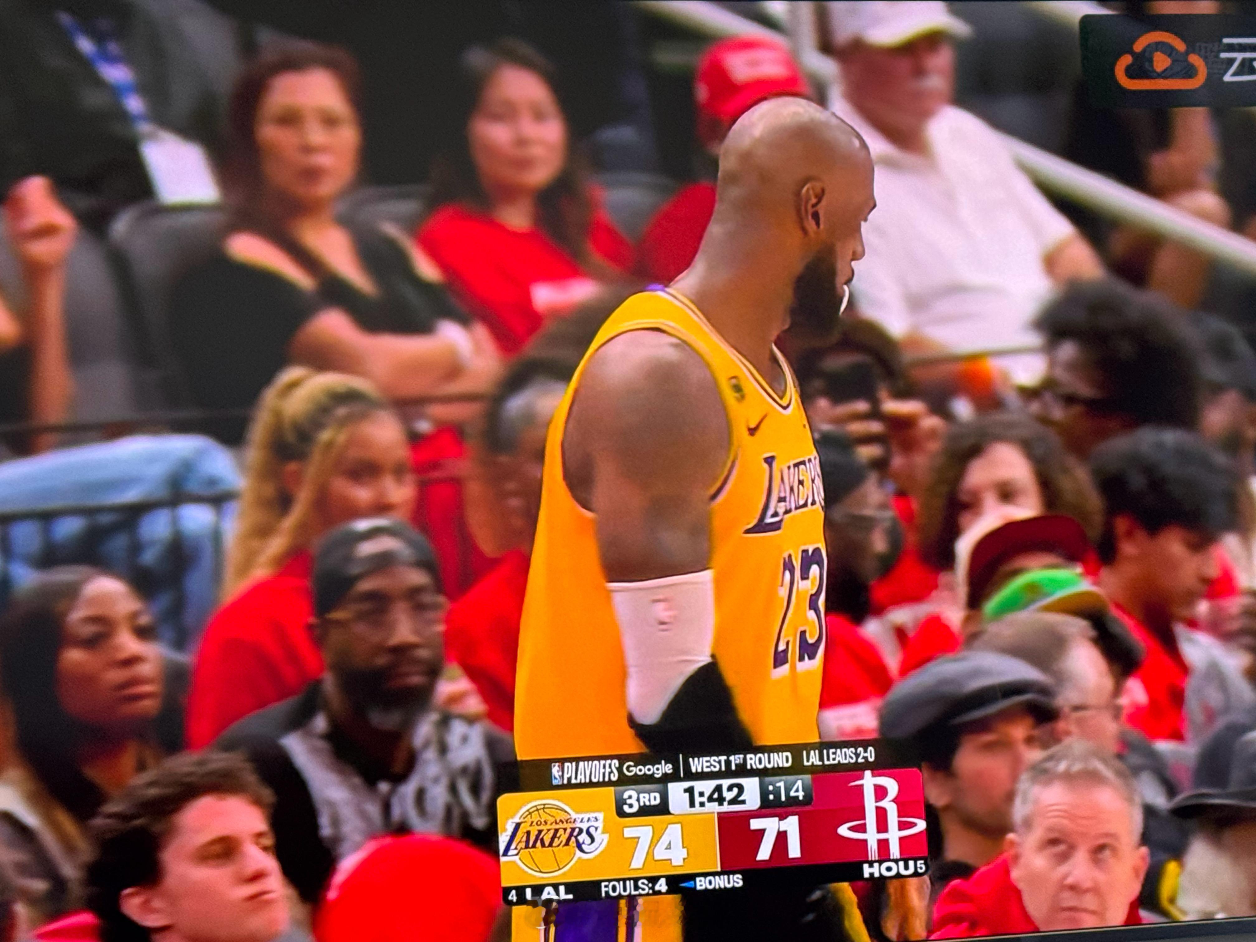 湖人第三节打不进，还疯狂失误，看的我真的是无语🤦🏻♀️拉拉维亚不早点换下去，