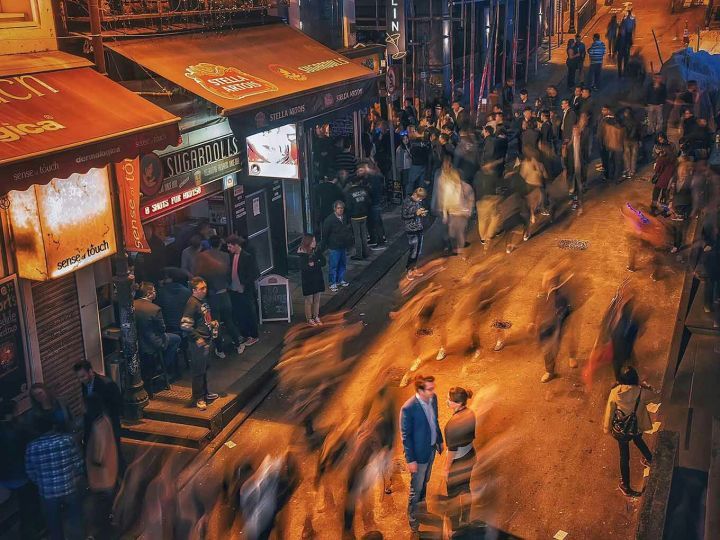 你问人问题，她若答非所问，便已是答了，无需再问。| 木心 