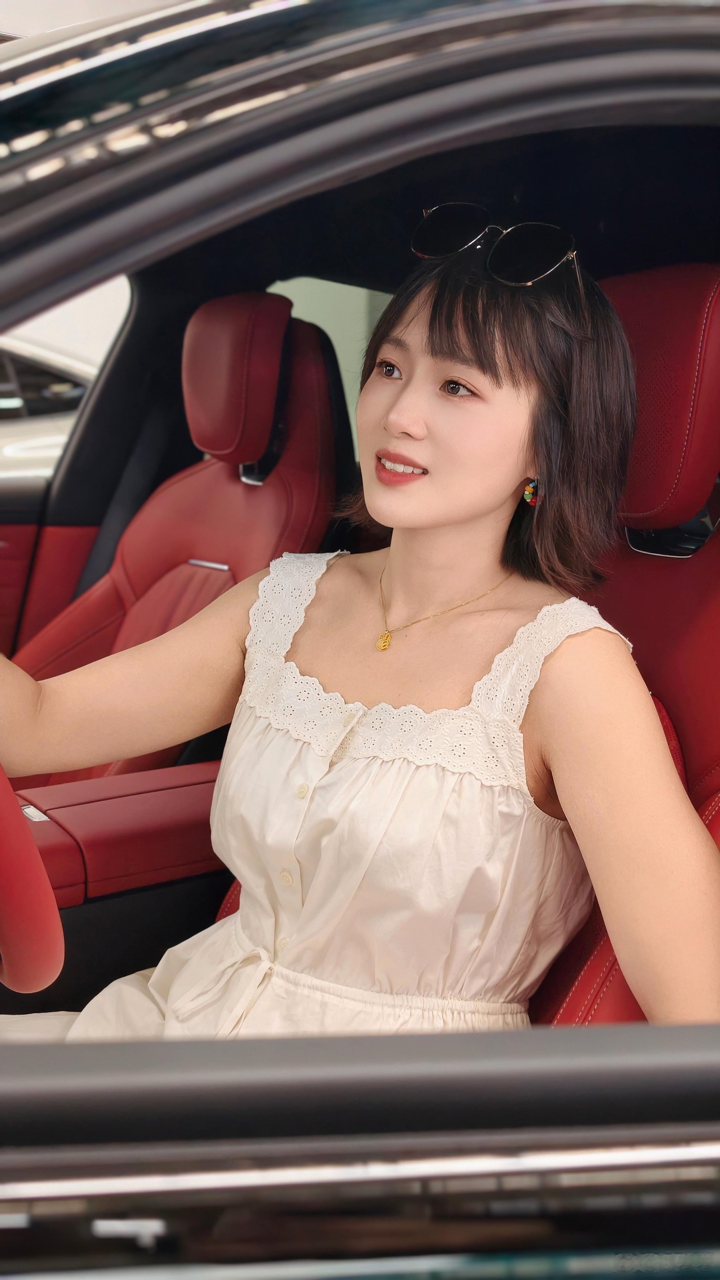 提靛石绿新一代SU7美图来啦……小米汽车新一代su7付卷卷爱粟