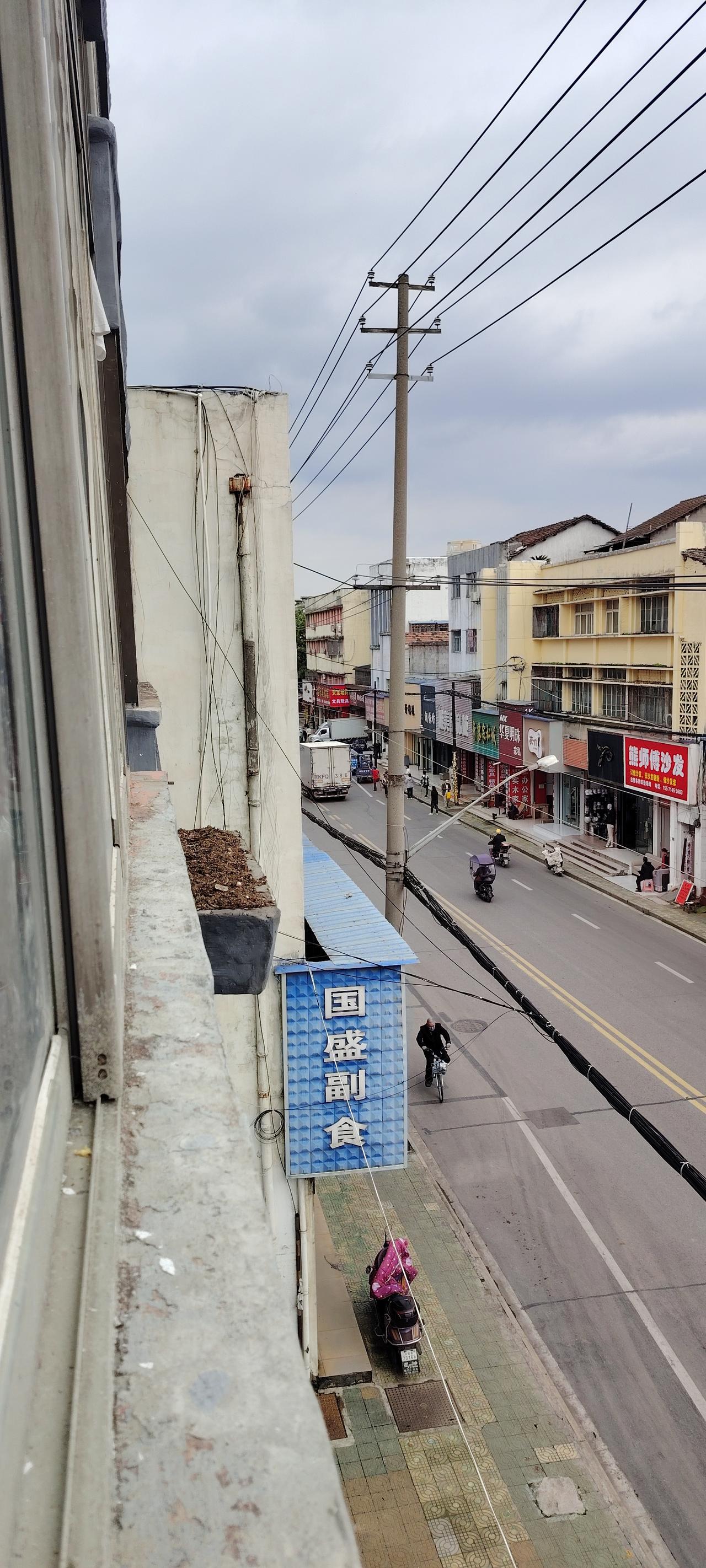 我的眼泪不值钱，动不动就流出来了。
下午4点左右，躺在床上做锻炼，楼下传来开着音