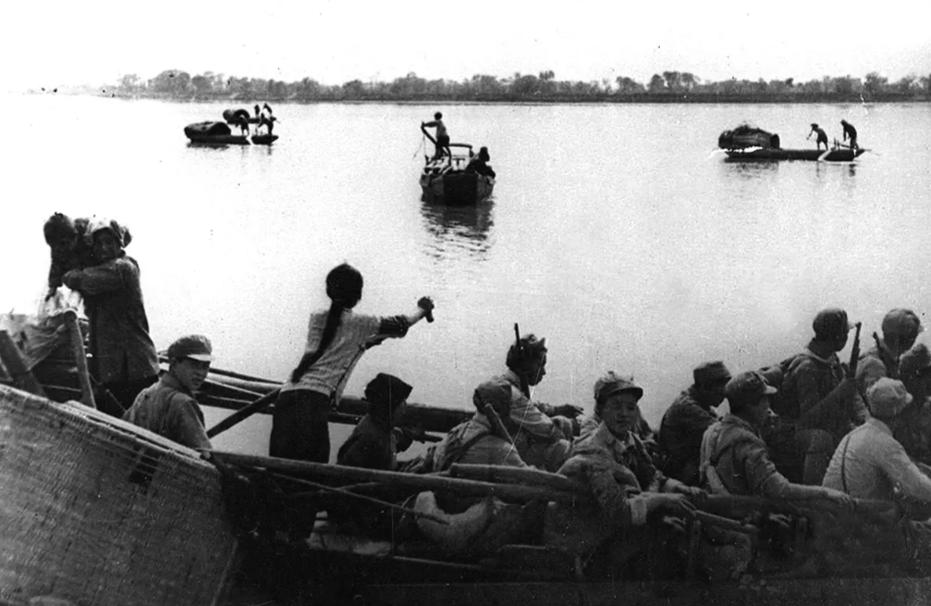 1949年，19岁的姑娘颜红英，摇着小木船运送24名解放军战士横渡长江。谁料，激