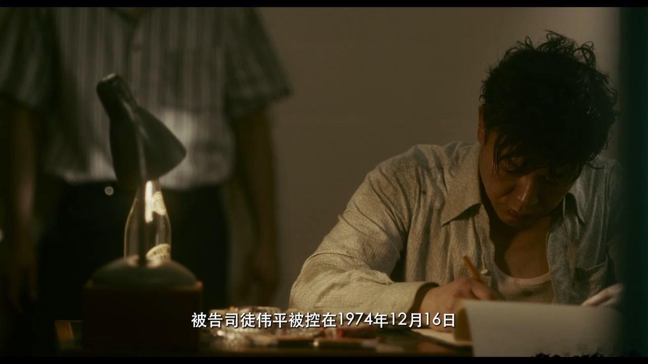 电影《纸盒藏迷》预告中的镜头，张颂文仅凭眉眼神态、肢体微动作和细微的情绪张力，把