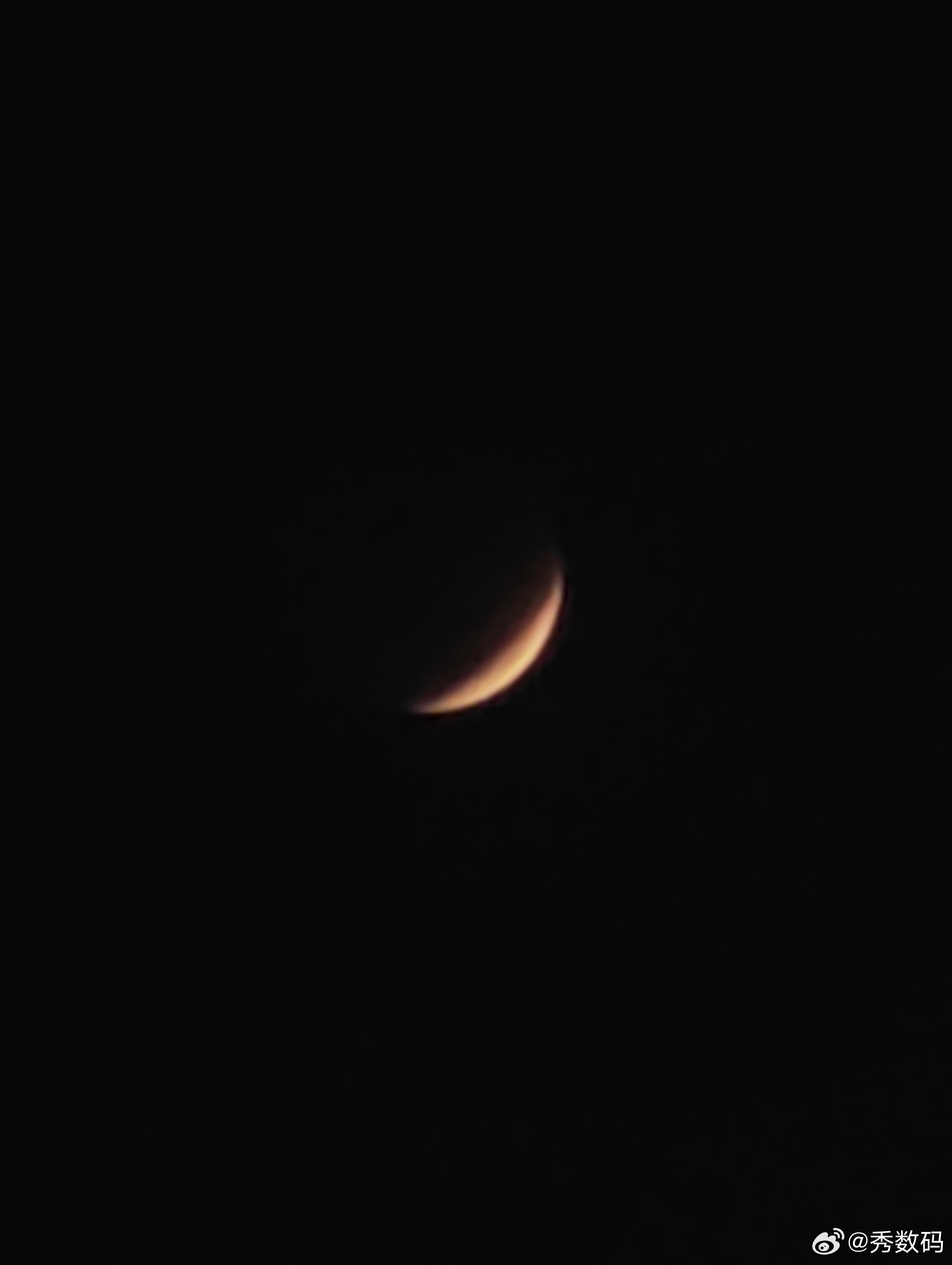 月全食现在西安的月亮是这样子，被天狗吃的剩下一点了。