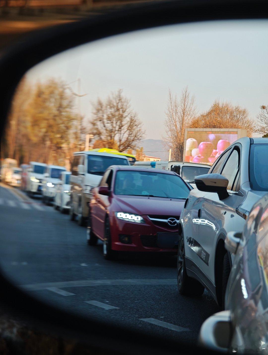 大哥这马6大灯改的第一眼我以为后边跟台布加迪呢