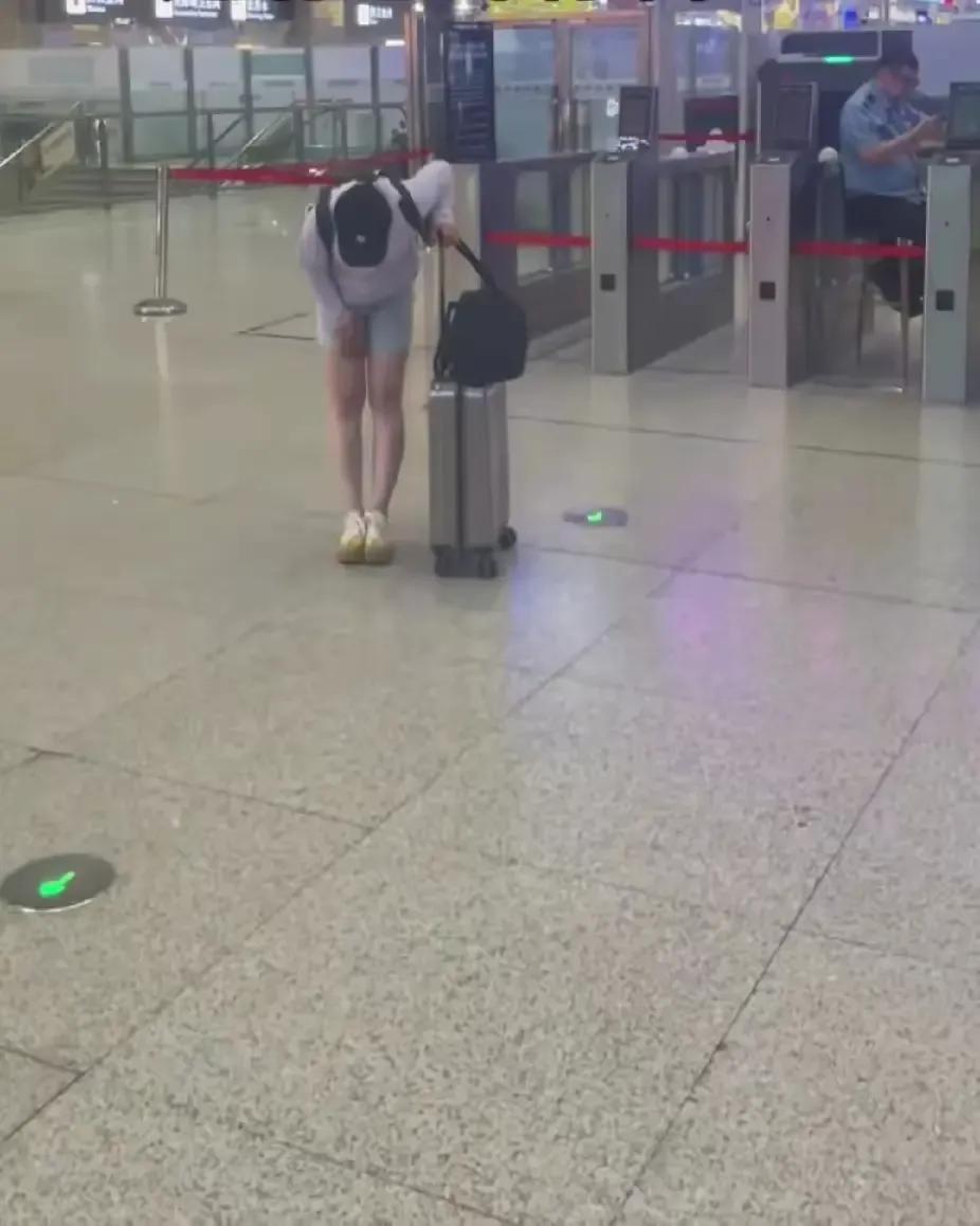 大学新生陆陆续续到学校报到，一名女孩从小被父母遗弃，是养母把她抱回家，像对待亲生