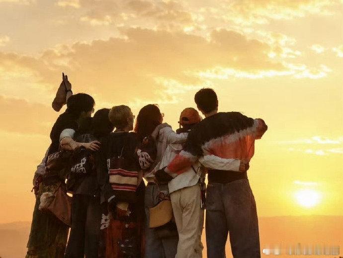 花少8全员落地上海花儿与少年 吴君如全程把控团队氛围，殷桃细致打理旅途琐事，林依
