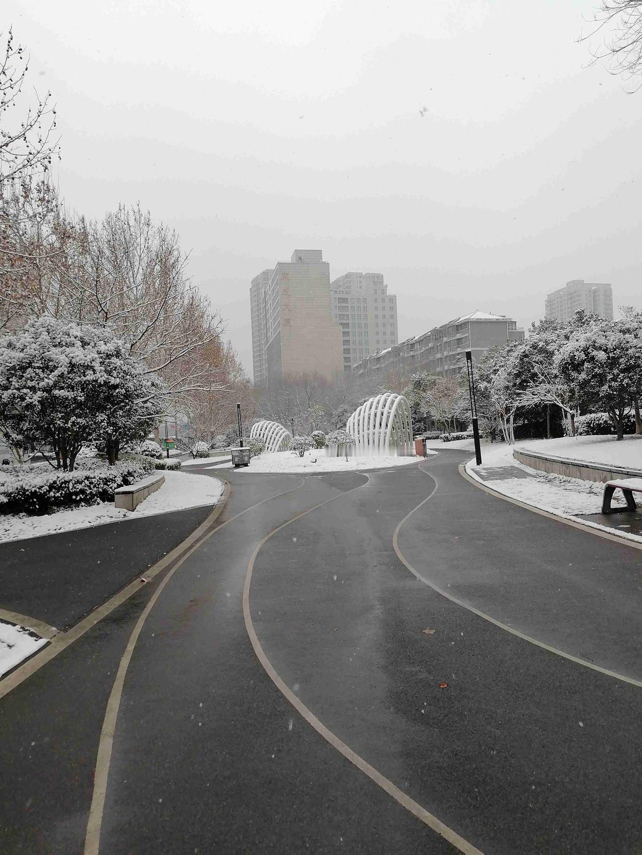 我的今日状态：😁轻松愉快！雨下得越来越密，但是空气却显示出异常的清新与舒畅。