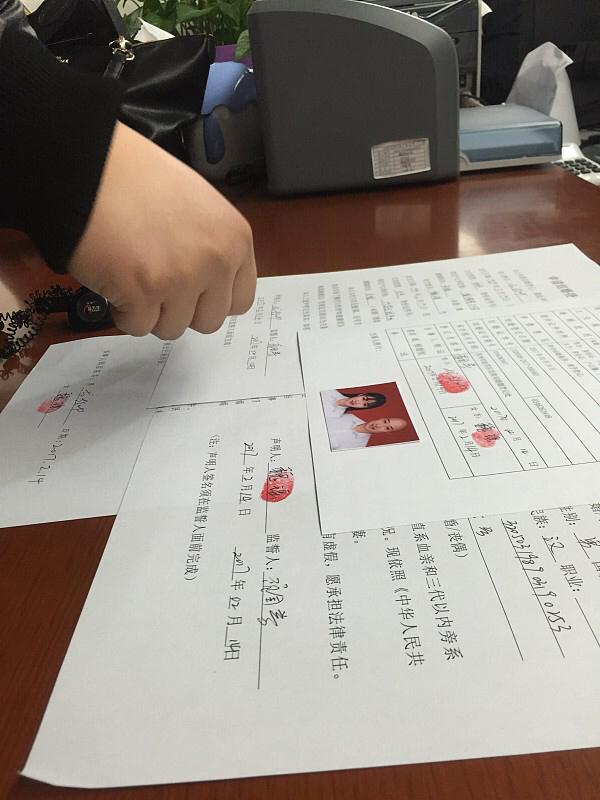 前阵子刷到一对龙凤胎的近况，两个人同岁同成长背景，人生轨迹却完全岔开了。
哥哥毕