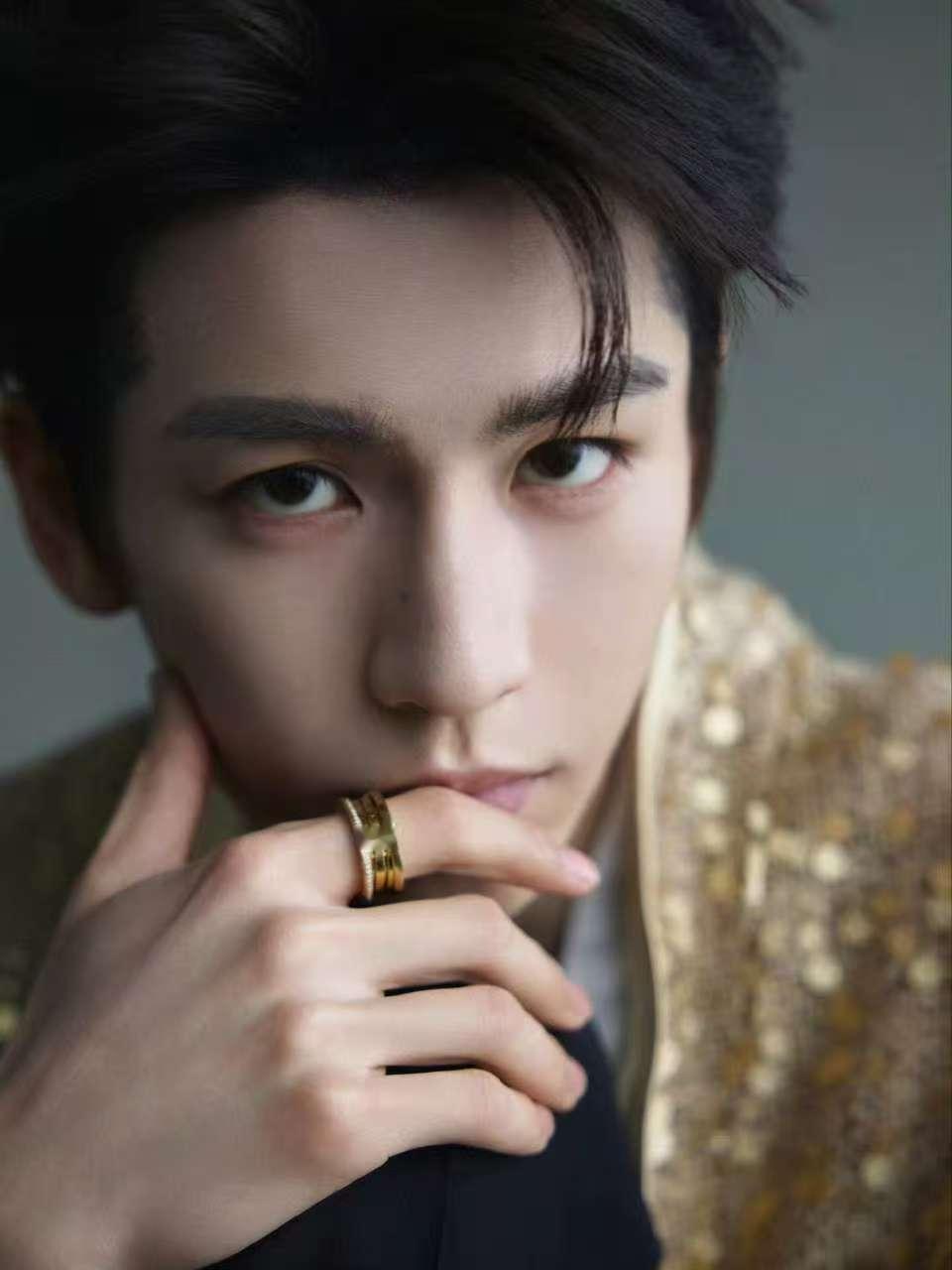 张凌赫金色贵公子张凌赫blingbling张凌赫blingbling 好帅好晃眼