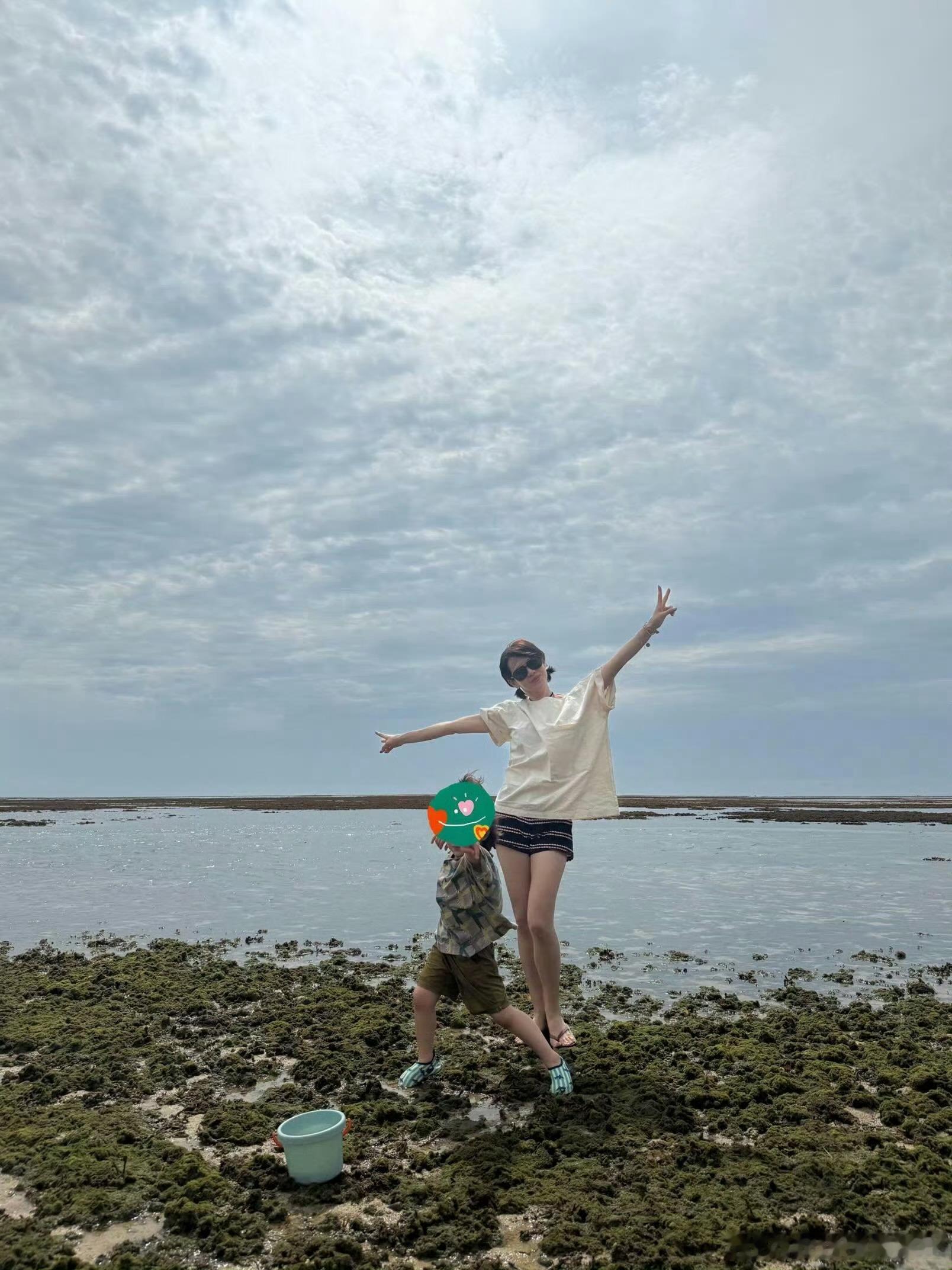玄彬拍的孙艺珍母子孙艺珍ins更新她和儿子在海边的合照，挺好的他们一家三口，稳定