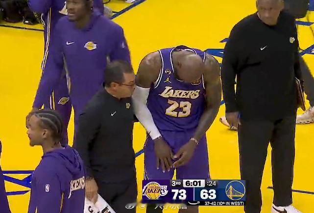 詹姆斯追身钉板大帽斯潘塞，落地后捂着右手表情痛苦下场湖人vs勇士湖勇大战