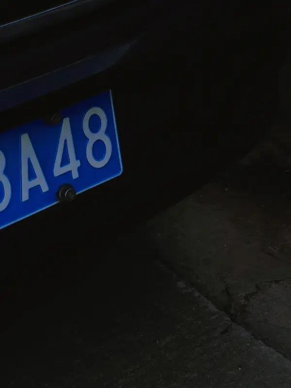 近日，内蒙古呼和浩特，男子正常停车被人贴黑胶布，车牌“F”被改成“E”，当事人：