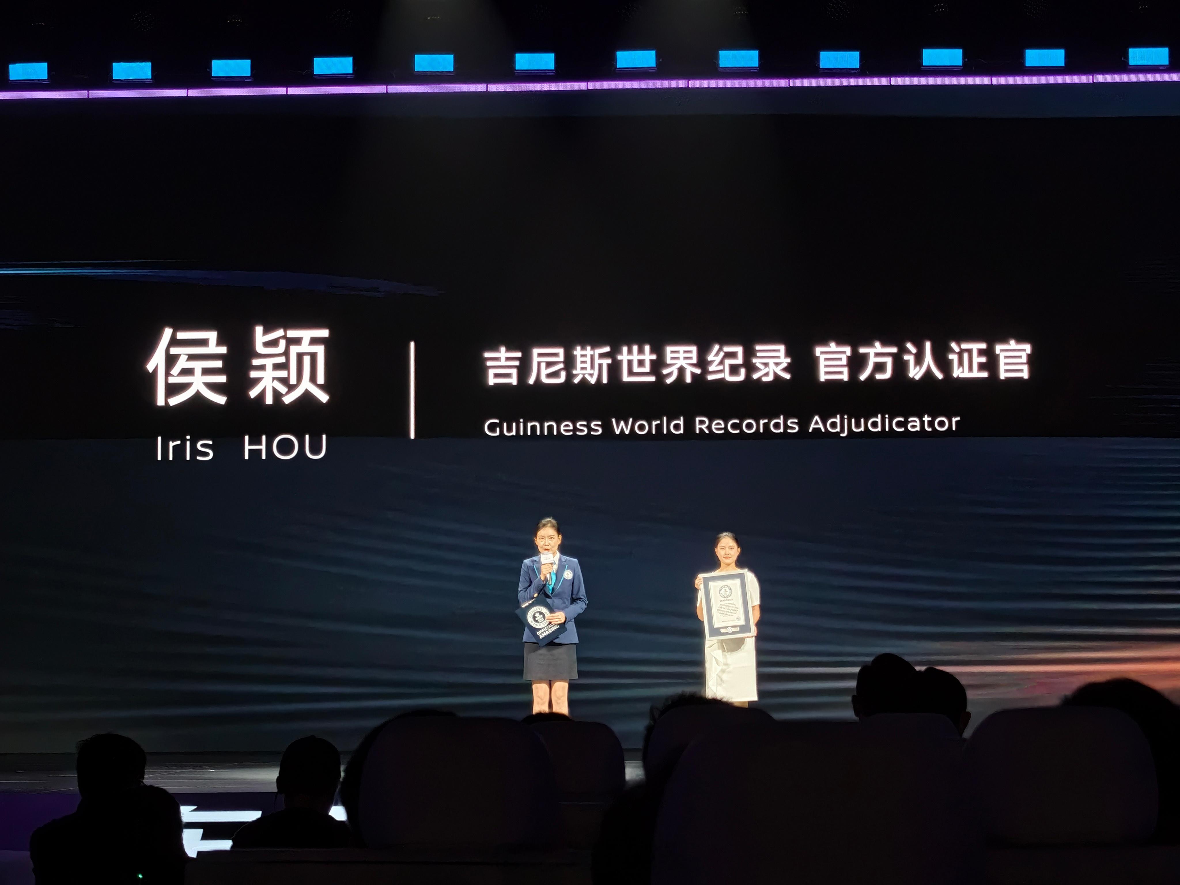 东风日产N6厉害了，成功刷新百公里油耗吉尼斯世界纪录，现场颁奖，真会玩