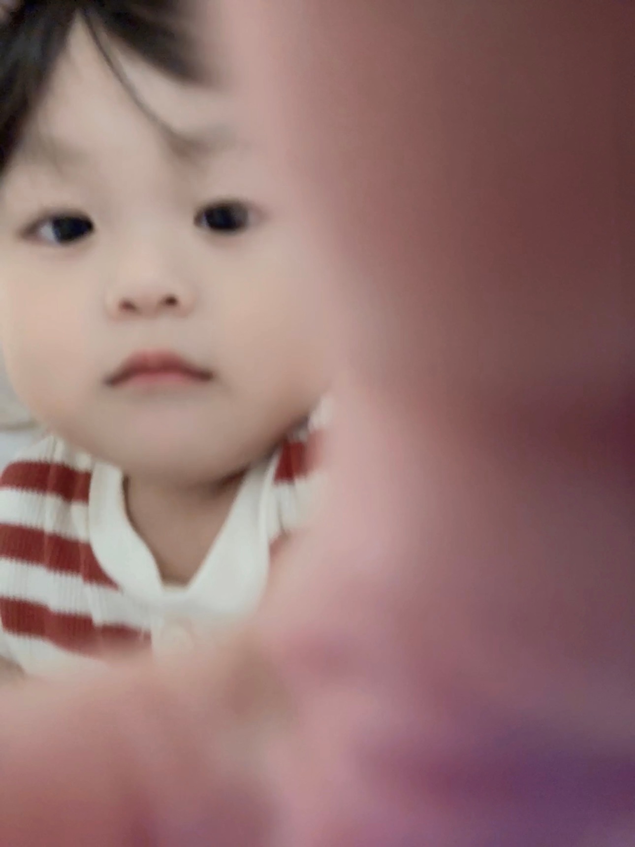 当我把手机开自拍模式架在饮水机的婴儿床上录视频，还被饮水机发现了之后，就会出现机