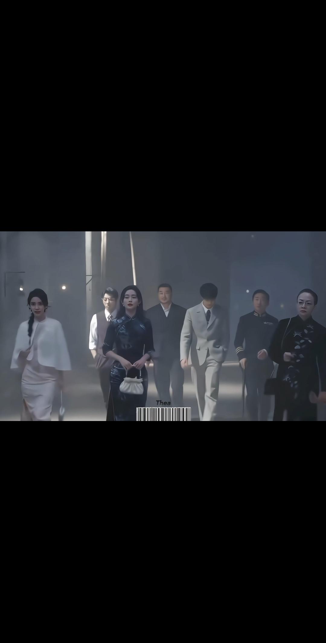 像极了民国千金带着一群人走出战火的硝烟。