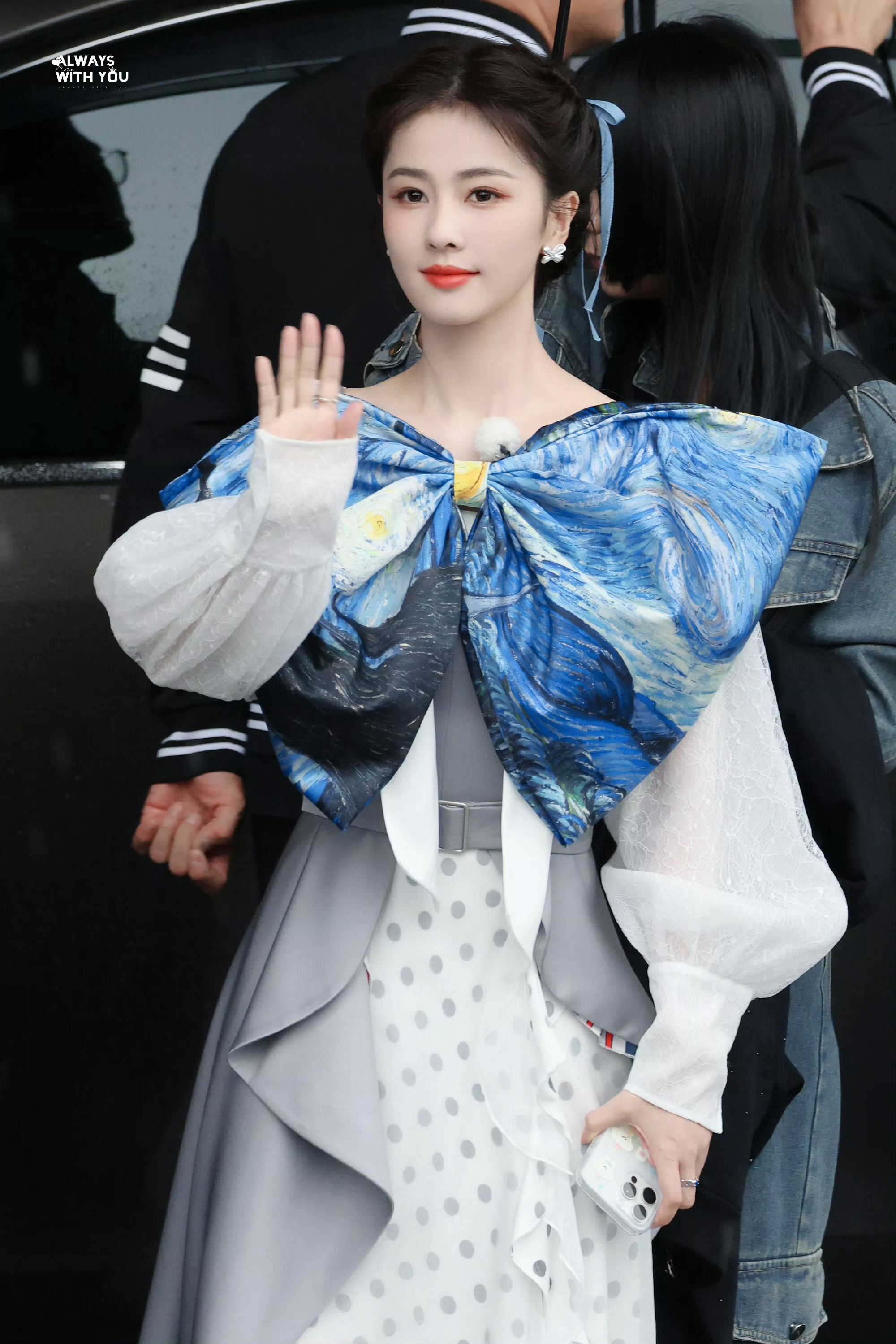 #白鹿梵高星空蝴蝶裙#白鹿今日奔跑吧路透，身穿梵高星空蝴蝶裙，是一位翩翩公主呀[