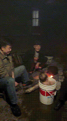 刷到这个视频，直接破防了！
 
1岁的小萌宝，被83岁的太爷爷和78岁的太奶奶围