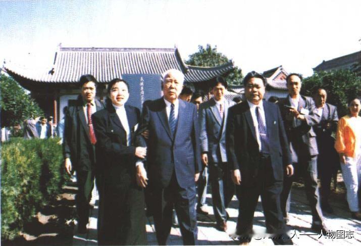 1995年9月26日，万里(前左二)在聊城视察期间，由陈延明(前左三)陪同参观抗