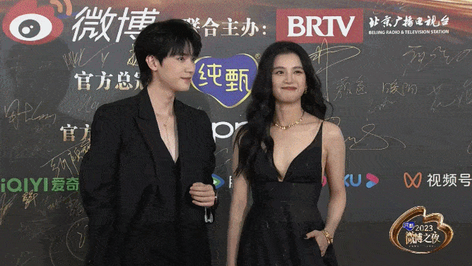 张靖仪插袋浅笑气质完胜，确实有港风美女的气场呀， 她的定位对了。 最近在看《一见