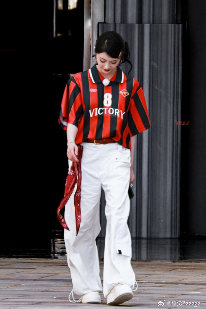 奔跑吧奔跑吧海口直播周洁琼赴海口参与跑男录制，直播展现好状态，清爽有活力，期待节