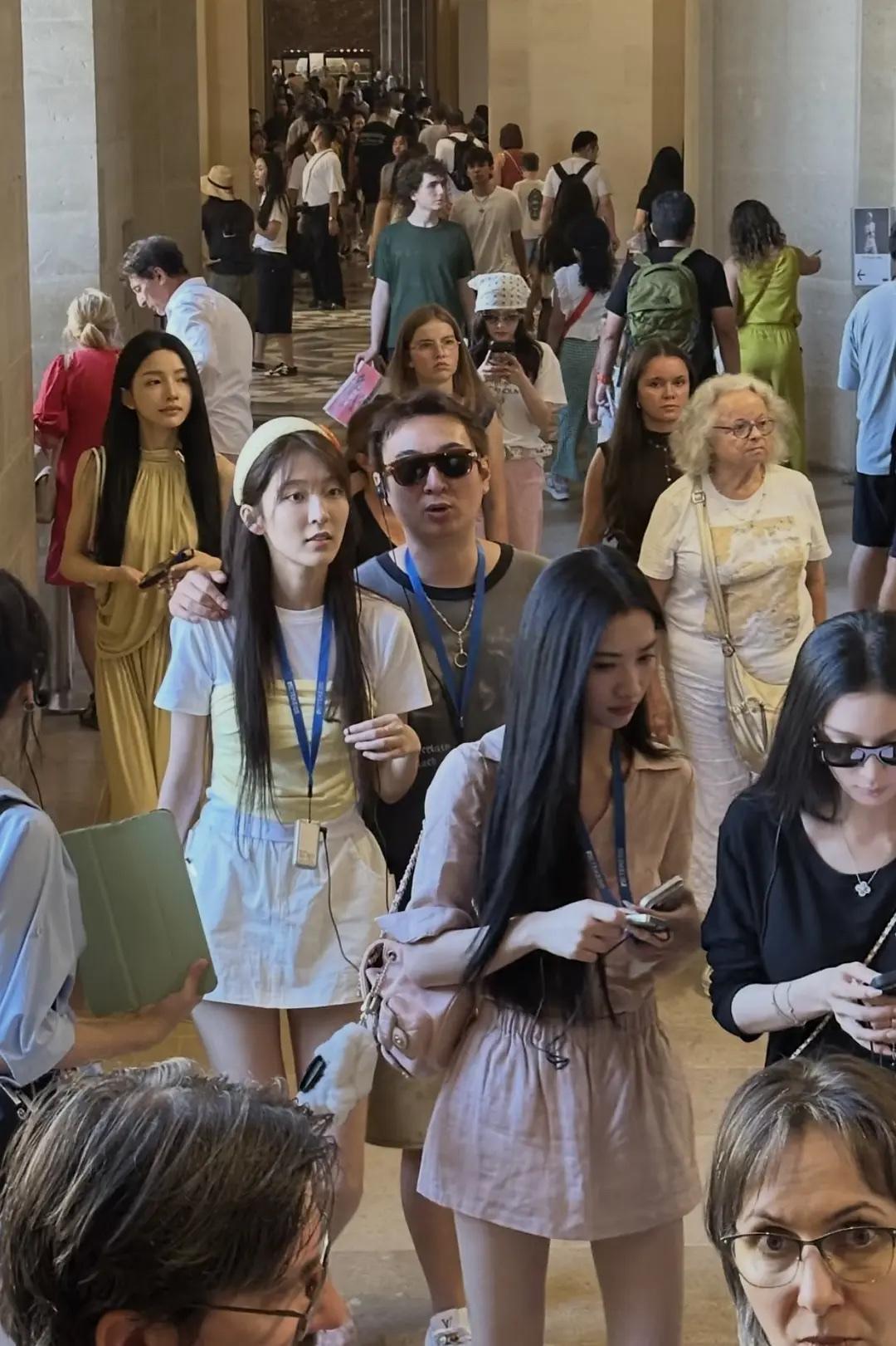 王思聪被拍到和美女出行，怀里的美女又变了
近日，王思聪被拍到和5个美女一起逛卢浮