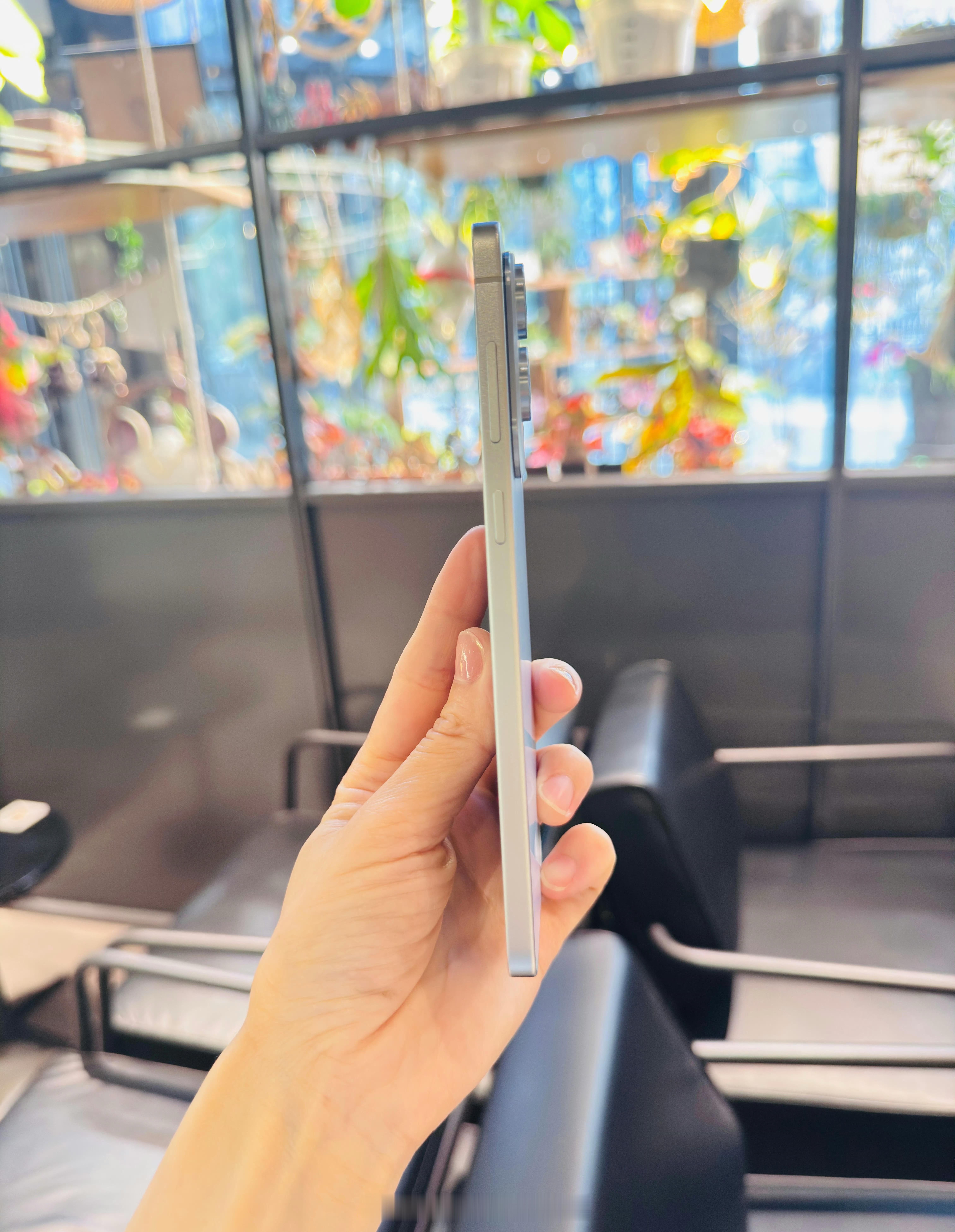 国内手机厂商啥时候能跟进超薄，颜值超高的手机，现在的太厚重了[笑cry]三星S2