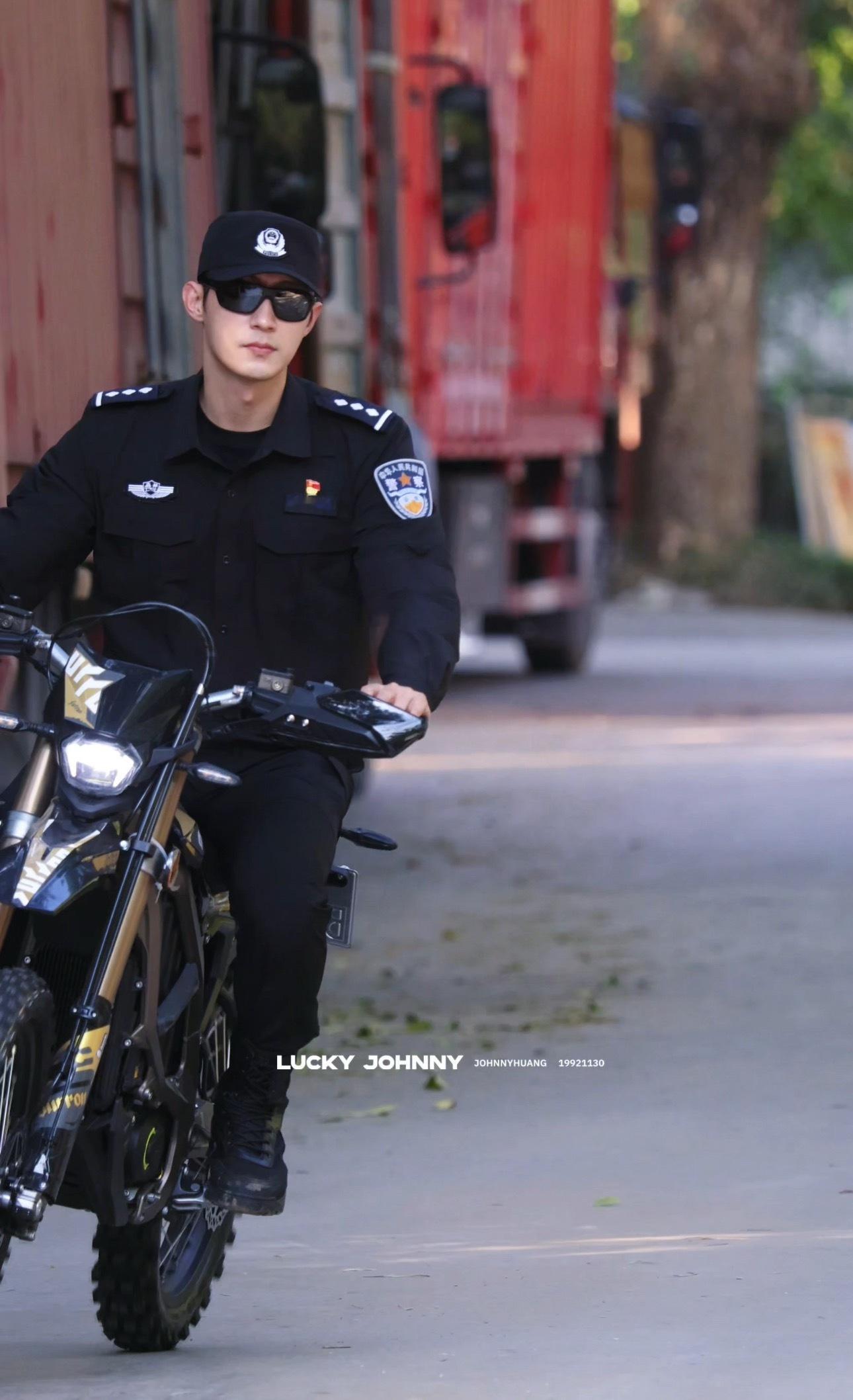 制服变了 车也升级了  人依旧是那么辣