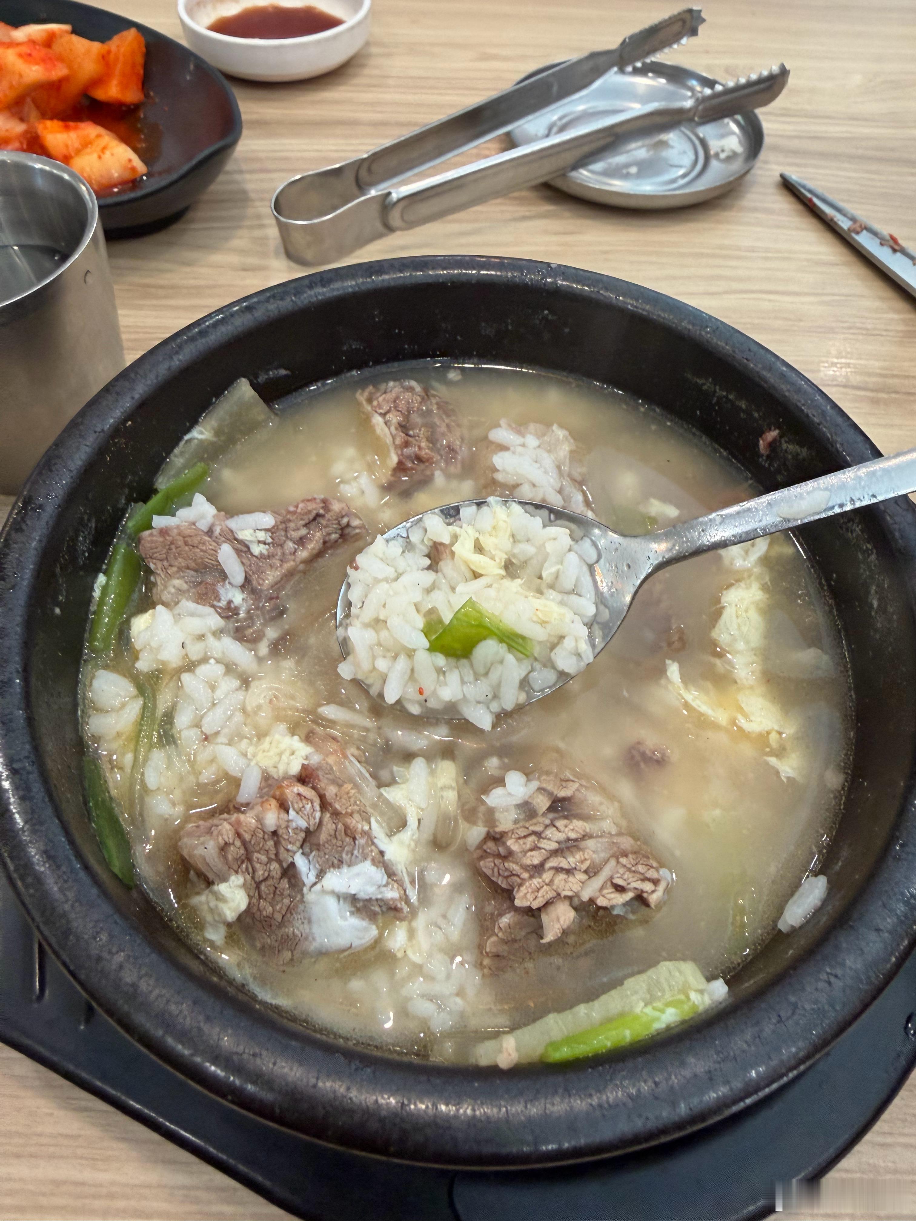 吃了个牛排骨汤饭，好吃好吃。温哥华韩国人多的地方烤肉汤饭都不会差。 