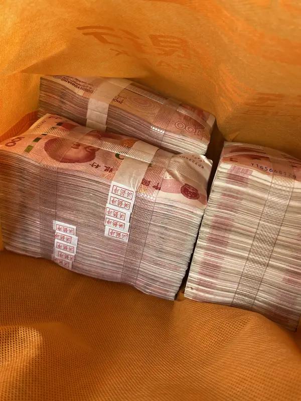 男子出差半个月忘记关窗户，阳台上的10万现金惨遭大雨浸泡叠加烈日暴晒，严重发霉紧