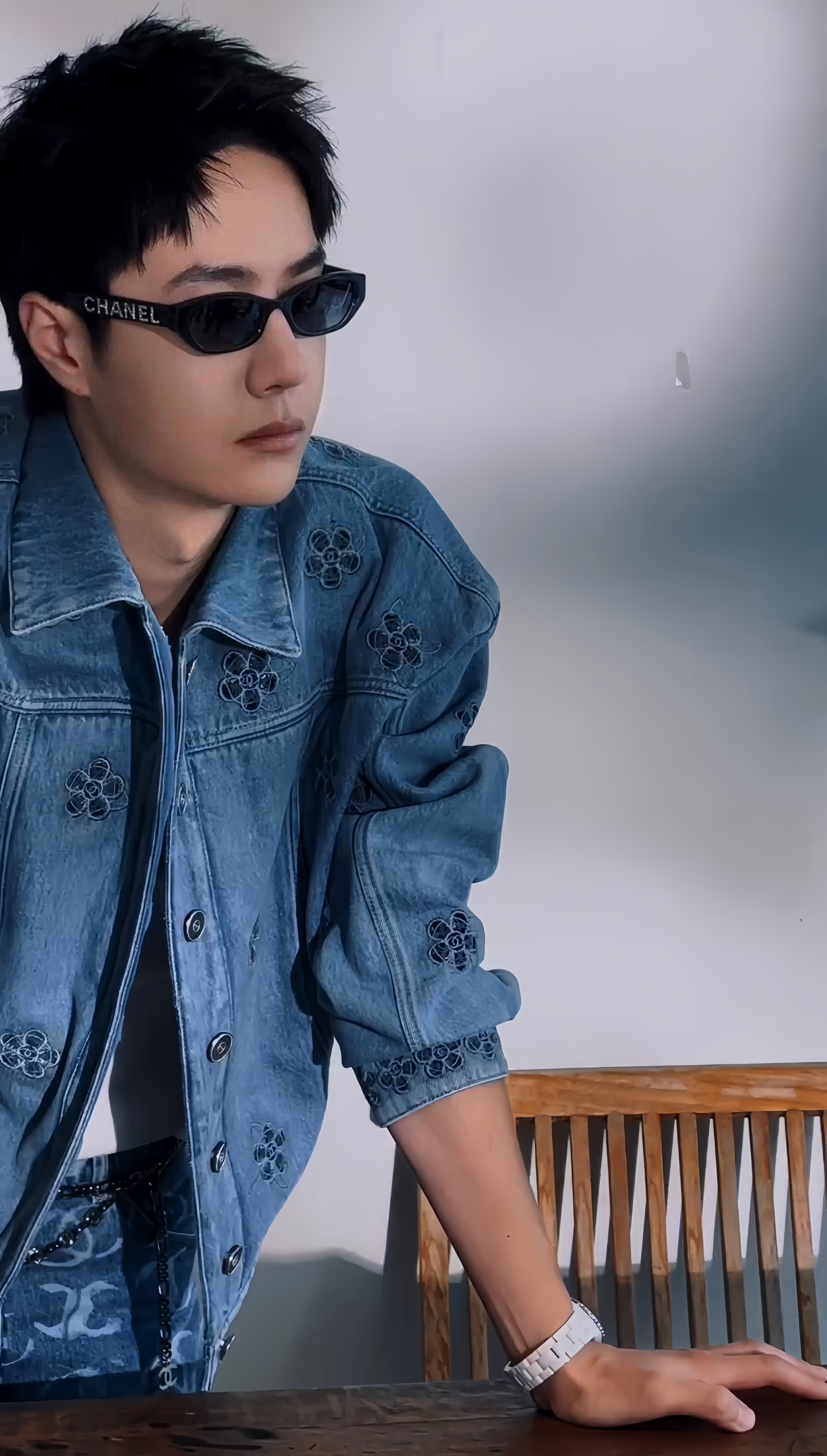 周末上点帅哥养眼王一博香奈儿这套百看不厌～#王一博 爱奇艺尖叫之夜##王一博# 