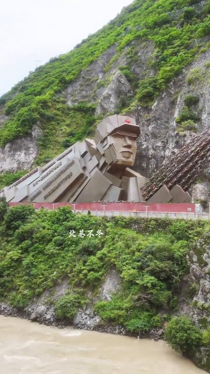 北巷不冬，一条大河波浪宽。风吹稻花香两岸，我家就在岸。